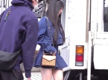 【MM号】MM号に乗車したロングヘアの素人娘にインタビュー！20歳のダンスサークル女学生徒！【素人ナンパ】の画像
