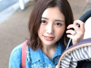 【ミラー号】奥様が年上の旦那婦！子守りをしながら外で待つ旦那！32歳の他人妻が他人チンコで交尾！【素人ナンパ】の画像