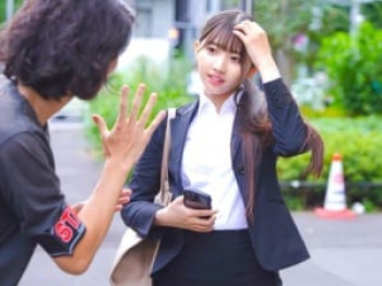 【素人ナンパ】「手を使ったらダメ？//」スーツ姿のOLさん！25歳のキレカワおアネちゃんさんがノーハンドフェラ！の画像