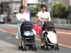【他人妻ナンパ】ベビーカー熟ママに声掛け！20代後半の奥様2人組！熟ママ友同士の2人が新商品だという搾乳器を使ってみる！の画像