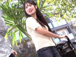 【奥様ナンパ】「がんばります♡」ベビーカー熟女！産後処女のロングヘア他人妻がAV男優の凄ﾃｸ我慢企画に挑戦！の画像