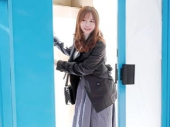 【奥様ナンパ】歩いているところ声をかけられた美人さん！26歳の専業主婦がスレンダーデカぱいな躰でエッチ！の画像