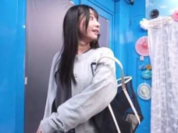 【一般人ナンパ】声をかけられたカーディガンコーデのお姉さん！22歳の大学4年生がディルドひっこ抜きゲームに挑戦！の画像