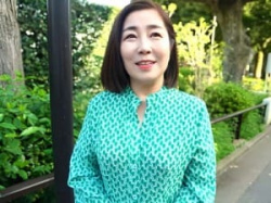【他人妻】パンティの上から電マをあてられるアラ還オバサン！58歳の奥さんが熟マンチョに電動バイブを挿入される！の画像