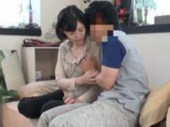 ＜熟女ナンパ＞口説かれてその気になり身体を許す50歳の奥様。キスに胸タッチ。全裸にされての激イキナカダシセックスの画像