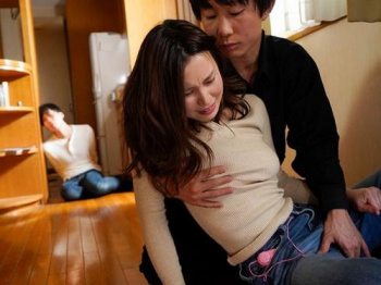 【他人妻輪姦】借金のカタに輪姦されるスレンダー他人妻！旦那の目の前で犯され続ける気の毒な妻！の画像