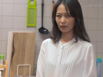 【熟女】嫁の綺麗なお母さん『一回だけだよ…』ムラムラする娘婿を察してヤラせてあげちゃう優しい義母！の画像