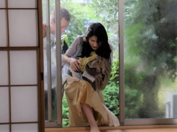 【母子相姦】暴風雨でオヤジが帰ってこない！憧れの義母に欲望を抑えられなくなって遂に念願の性交へと！の画像