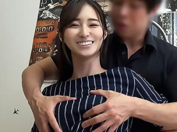 〖ハメ撮り×他人妻〗細身で美人な他人妻さん！盗撮ハメ撮りで子宮ガン突き膣内ザーメン発射で絶頂しまくりの画像