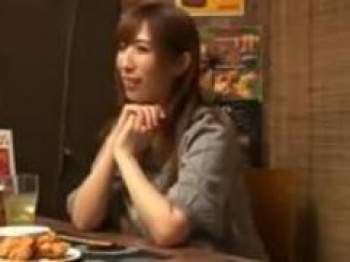 ＜居酒屋ナンパ＞お持ち帰りされ身体を許す綺麗な他人妻。店内トイレでのキスに胸タッチの続きは男の部屋で...の画像