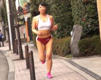 【ナカダシ三喜本のぞみ】筋肉質な熟れた体を曝け出し咥え挟んで鬼突きされる奥様の画像