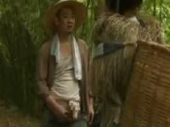 硬くなったチ〇ポを露出した変態男に襲われ犯されてしまう足を患った若妻。卑劣にも青姦SEXを2連発の画像