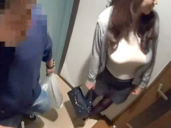 ＜人妻ナンパ＞色白清楚な三十路の素人熟女を自宅連れ込み！乳揉みベロチューで発情したえろ巨乳おばさんに無許可中出しの画像