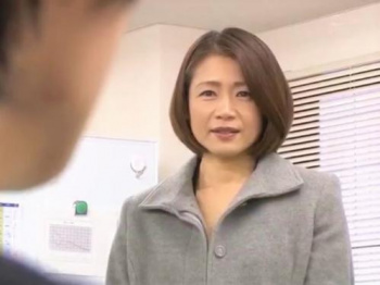 性欲旺盛奥様がダンナの部下にときめき発情！成り行き任せの童貞卒業、イキ狂う盛りのついたおばさん！の画像