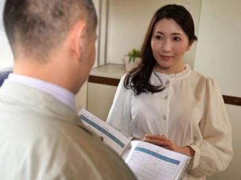 『オナニーよりエッチの方がいいだろ』管理人にオナニーを覗かれ脅される！強引にちんぽパコられる熟女奥様！の画像