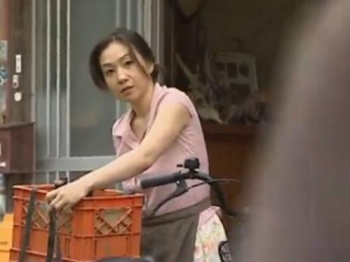【ヘンリー塚本】隣人おやじとアヘ顔さらしてハメまくるお母さんを目撃してしまった息子！口止めに乳吸わせてもらう！の画像
