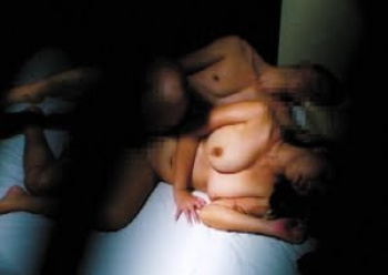 【流出不倫】もっちりボインを揺さぶりながら不倫セックスで興奮する美乳妻の画像