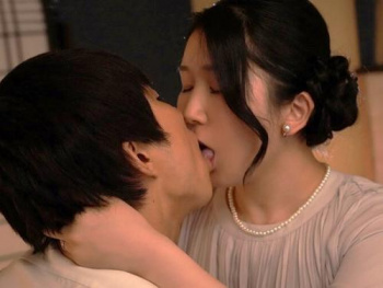 発育した義息子と濃密ベロチュウ『好きにしていいわよ♡』熟れボディにむしゃぶりつきデカイちんぽ突きまくる近親交尾！の画像