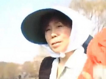 スコアが散々だったのをキャディーのせいにして身体で償わすスケベ客！結構なスケベ熟女でチ〇コを責められてしまう展開！の画像