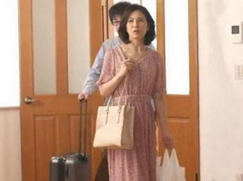 息子の知人たちに輪わさてしまうマダム母！久しぶりのチ〇コにイキまくる恥ずかしのおばさん、腰を振りまくって連続興奮！の画像