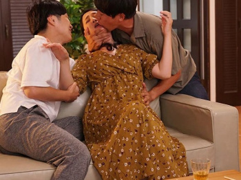 【友達の母】息子の下宿先を訪れたスケベ美魔女ママが同級生たちに泥酔させられて…王様ゲームからレ〇プ3Pで快楽堕ちする母の画像