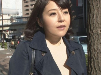 【他人妻レ〇プ】豊満ムチムチデカぱいな四十路美マダムおばさんを無理やり連れ込み！若者に犯されて大量潮吹き失禁するえろナカダシレ〇プの画像