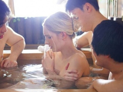 【奥様輪〇】旦那婦旅行の温泉旅館で金髪白人外国人な人妻が凌辱強姦…美熟熟女が混浴風呂で4P輪〇乱れたされるエロ肉便器調教の画像