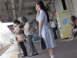 【JKチカン】電車に乗ったJKが制服を脱がされ下着姿にされる！恥ずかしい姿を撮影されたJKがおちんこ挿入されレイプされる！の画像