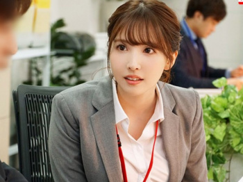〔三上悠亜/超濃厚、オフィス性交・えろ動画〕「お願いオモラシ見て！」狂った上司にOLお姉さんがイタズラされる！の画像
