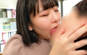 【素人ナンパ】「あぁ…やばいかも…」ベロちゅーでスイッチが入った幼いたわわなおっぱいの女子大生が生パコ！の画像