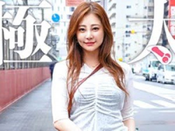 【奥様ナンパ】「こんな太いの入るかな」セクシー系の奥様！授かり婚の32歳マダムさんがディルドをオマンコに挿入！の画像