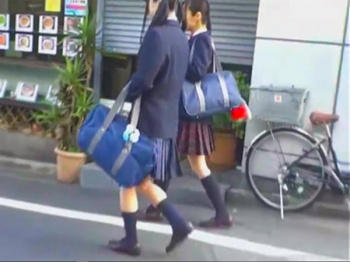 【素人ナンパ】「ダメだよぉ…イクぅぅ！」激カワ女子校生たちをミラー号に連れ込みドえろ調教から肉棒ねじ込み突きまくる！の画像
