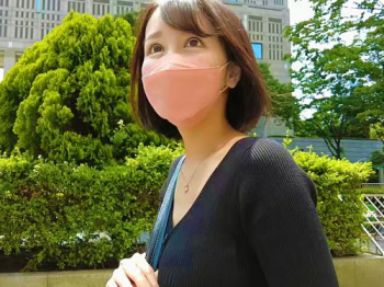【美マダム】美巨乳なアラフォー奥様をハメ撮り！「おばさんなのに…本当にいいんですか？」素奥様にゴム無し中出しの画像