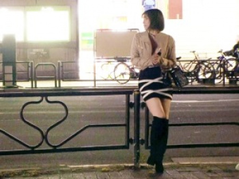 【シロウト】「これ気持ちいい♡」胸元から見えるおっぱいの谷間がエロい26歳のおアネちゃんさん！おっぱいデカいラウンジ嬢がセックス！の画像