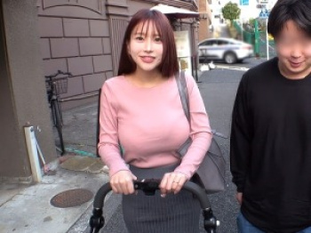 【他人妻】26歳の専業主婦！マジックミラーの向こうに旦那がいる状況で美人ﾏﾏがディルドをﾉｰﾊﾝﾄﾞﾌｪﾗ！【素人ナンパ】の画像