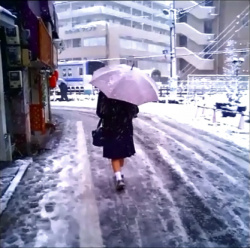 【盗 撮】大雪に映えるJ Kのムッチムチ生足に萌え～篇!!の画像