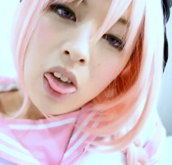 男娘動画　ピンク髪のコスプレ美女がフル勃起生チンポを舐めるの画像
