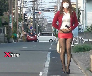男娘露出動画 真っ赤なミニスカで散歩…誰でも見るよねの画像