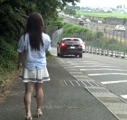 男娘情報　女装子　伊集院マキ　道路脇でミニスカートを自撮りの画像