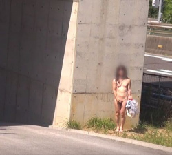 男娘情報　女装子伊集院マキ　高速道路の側道で裸を晒すの画像