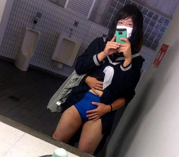 男娘情報 セーラー服で人にたくさんみられるのはじめてでドキドキの画像