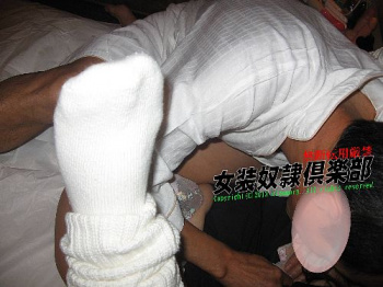 女装子に襲いかかる中年男性たちの画像