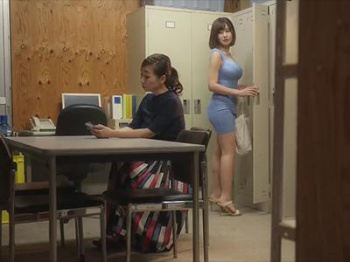 【藤森里穂】閉店後に妻に隠れて密になる店長とバイト女性！無理ヤリ巣ごもりセックスがクッソエロいんだが【無料エロ動画】の画像