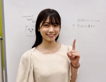 丹生明里、思いっきりブラジャーが透けてるwwwwwwの画像