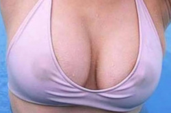 小池栄子（42） 乳輪と乳首が薄っすらと透けて浮き出ている横乳エロ画像の画像