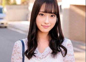 [素人]【人妻ナンパ】「もっと出していいですよ…」鉄よりカッチカチになった童貞チンポをシコシコしてくれる美人妻！の画像