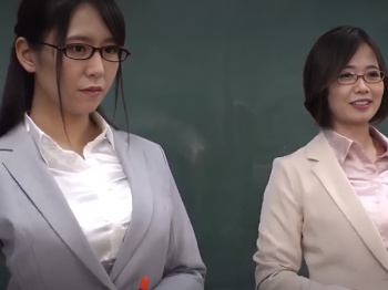 真面目そうなメガネ教師は実はアナルは開発済み。巨乳美女二人を並べてハーレムアナルプレイ！の画像