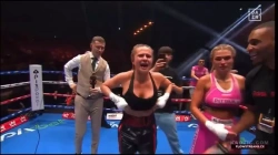 女ボクサー、勝利に感極まっておっぱい公開の画像
