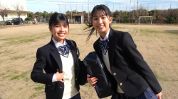 松田実桜 西尾希美 愛媛県興居島で撮影、二人はカラフルなビキニや制服姿で新たな一面を披露の画像