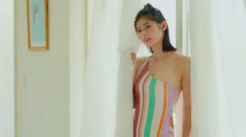 大島璃乃 カラフルなレオタード水着の画像